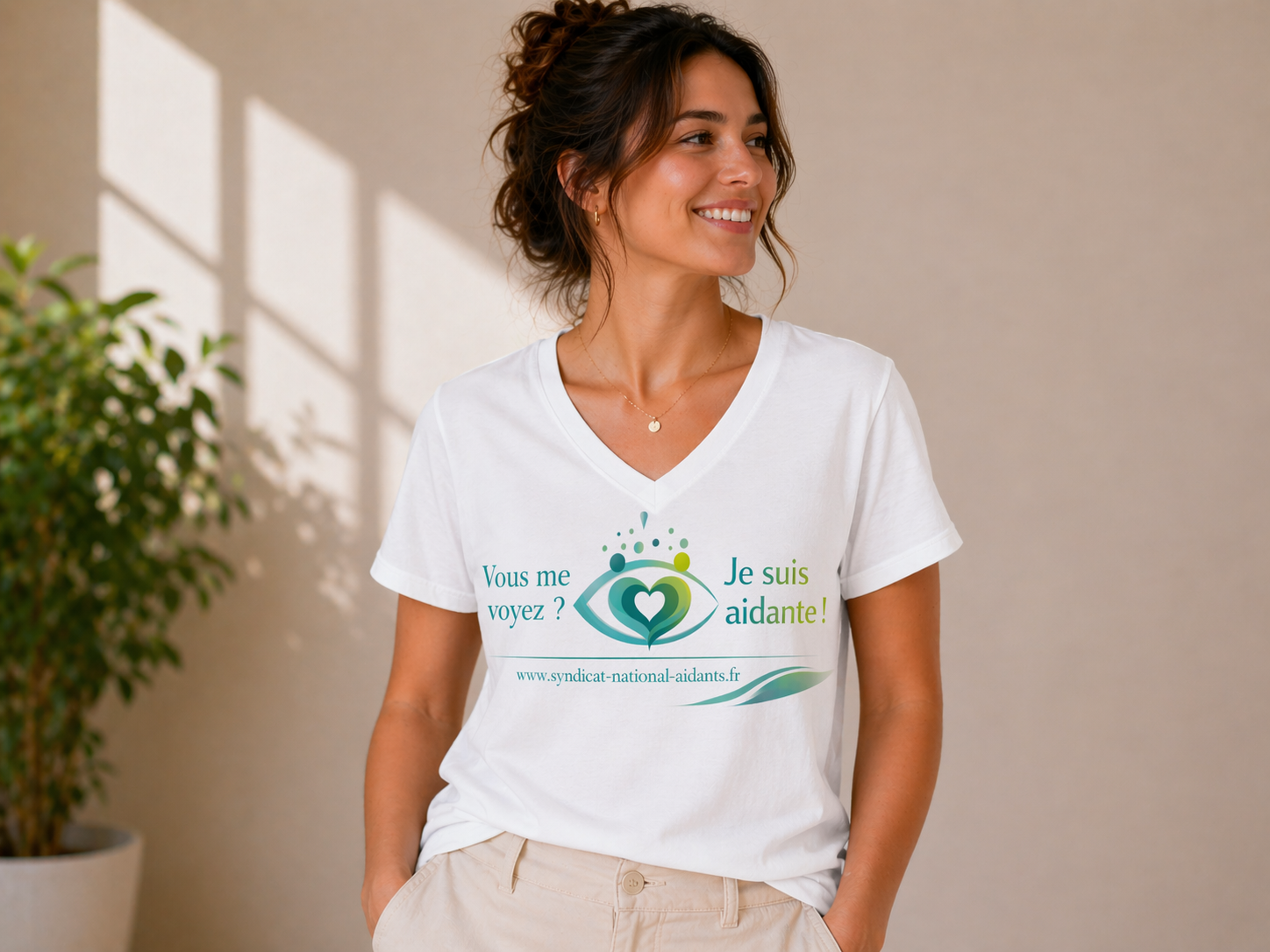 Tee-shirt solidaire blanc col v –  "Vous me voyez, je suis aidante !"