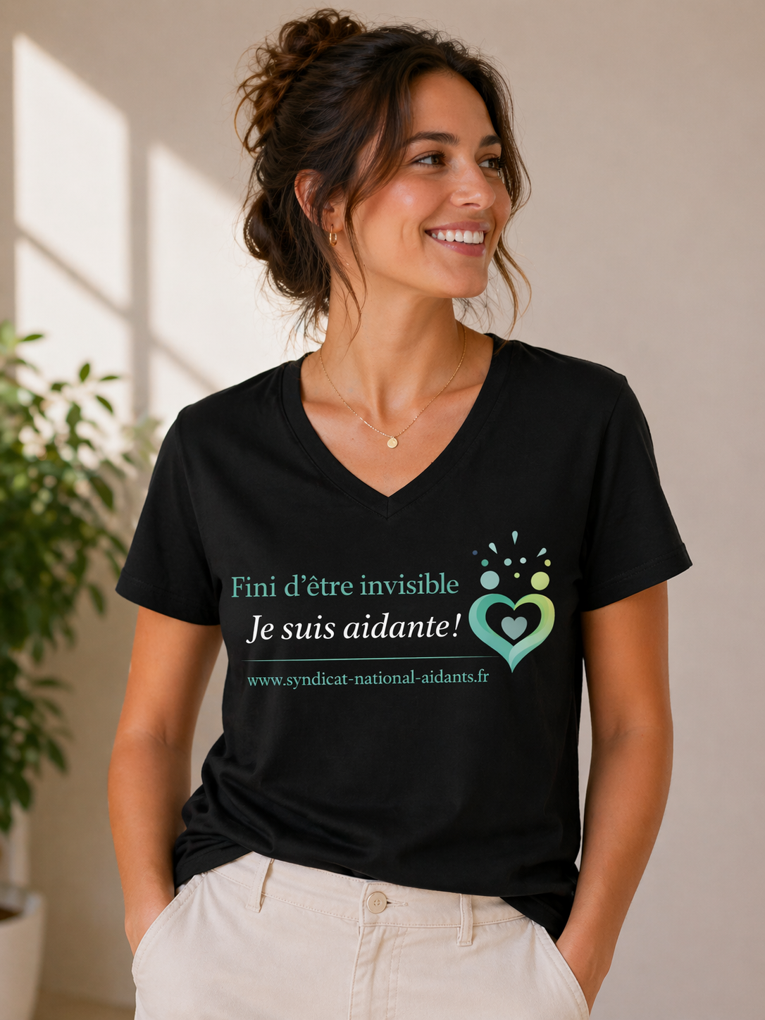 Tee-shirt solidaire noir col v –  "Fini d'être invisible, je suis aidante !"