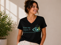 Tee-shirt solidaire noir col v –  "Vous me voyez ?"